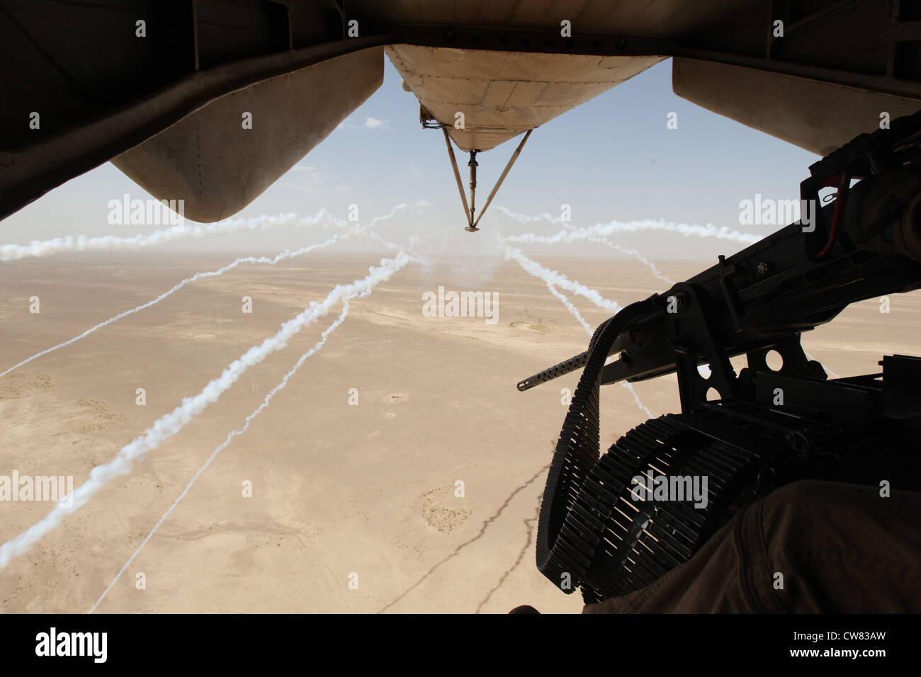 Rauch aus Scheuern flares Wanderwege der letzte Flug für die CH-53D Sea Stallion beim Fliegen in der Provinz Helmand, Afghanistan, 12.08.16. Stockfoto