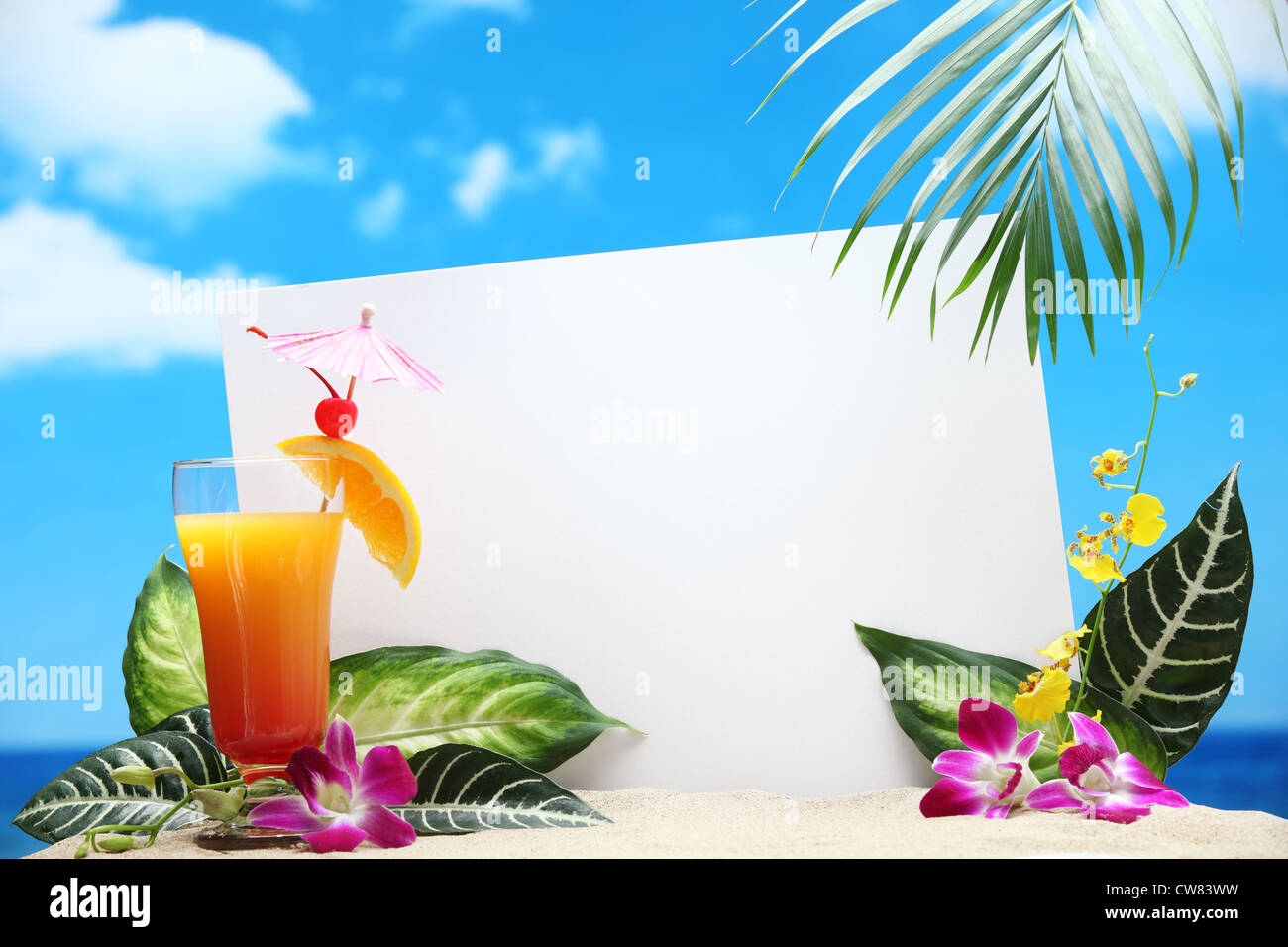 Nachricht vom Strand, leere Papierkarte und Glas Saft am Sandstrand. Stockfoto