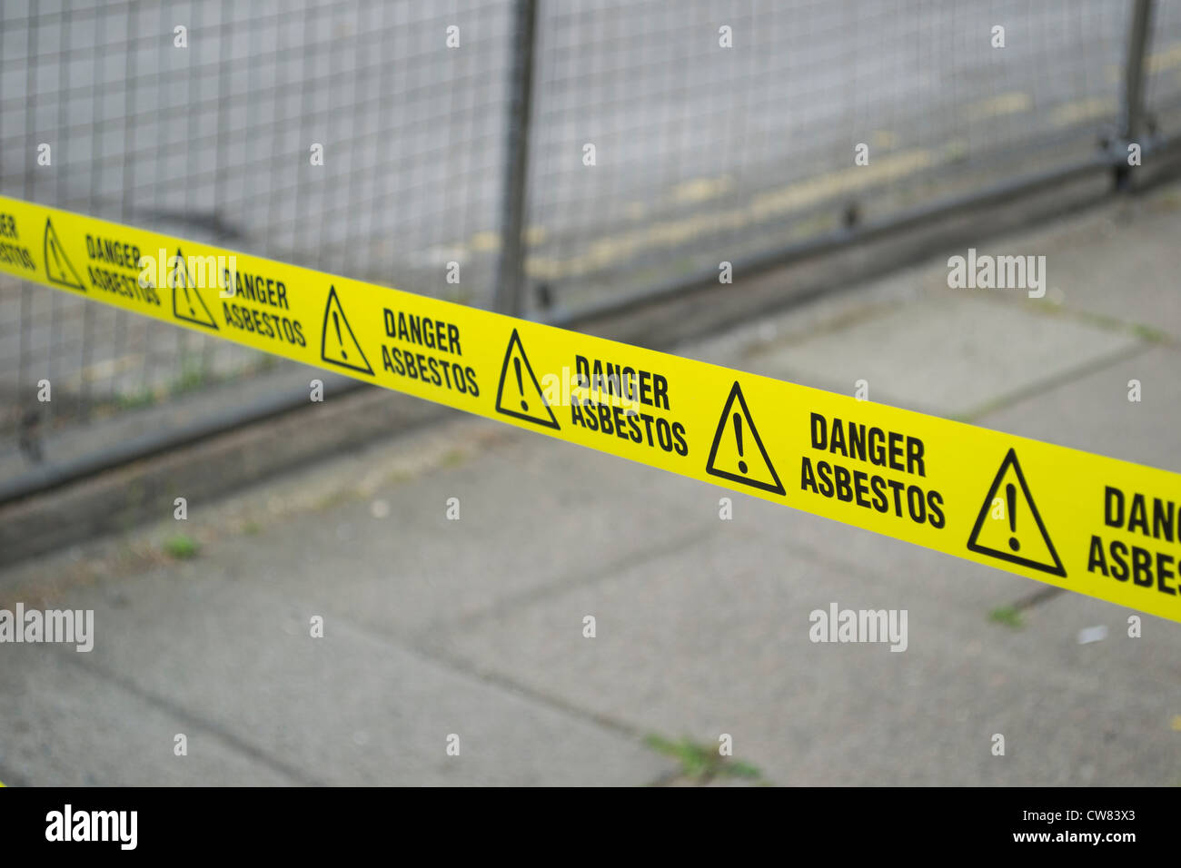 Asbest Vorsichtsmaßnahmen. Surrey, England, Vereinigtes Königreich Stockfoto