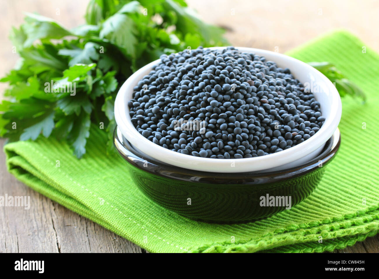 Schwarze Belugalinsen in einer Schüssel auf einem Holztisch Stockfoto