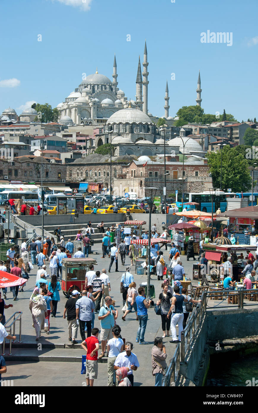 ISTANBUL, TÜRKEI. Eine geschäftige Szene auf Eminonu Wasser, mit der Süleymaniye und Rustem Pasa Moschee hinter. 2012. Stockfoto