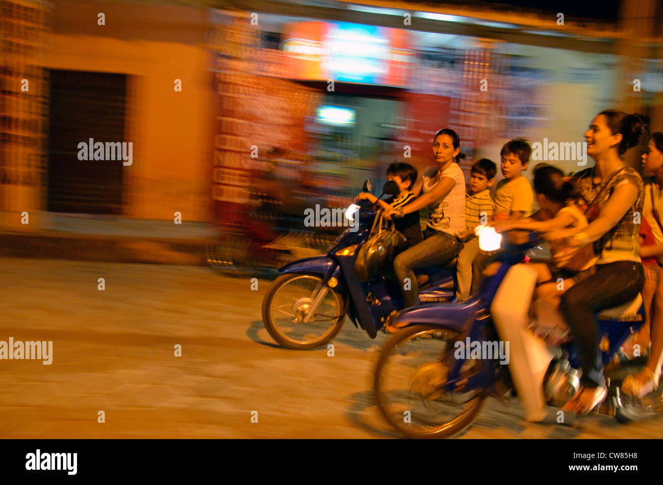 Touristen genießen Familien befahren Roller in Trinidad, Bolivien, Südamerika Stockfoto
