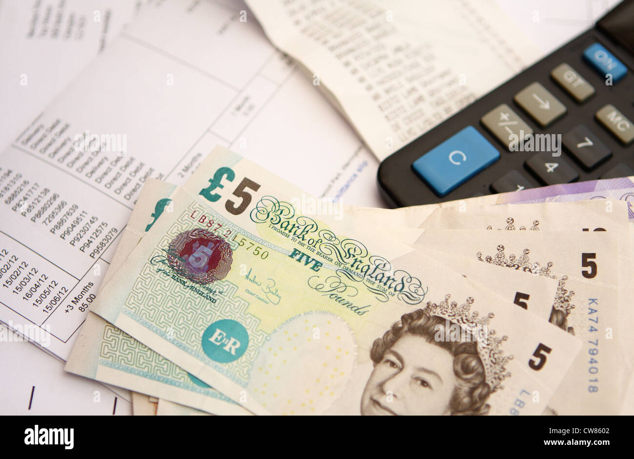 Sterling Notizen, Rechnungen und Teil eines Taschenrechners Stockfoto
