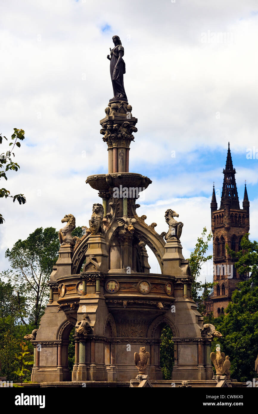 Der Stewart Memorial Fountain, Kelvingrove Park, Glasgow mit dem Turm der Glasgow University im Hintergrund. Stockfoto