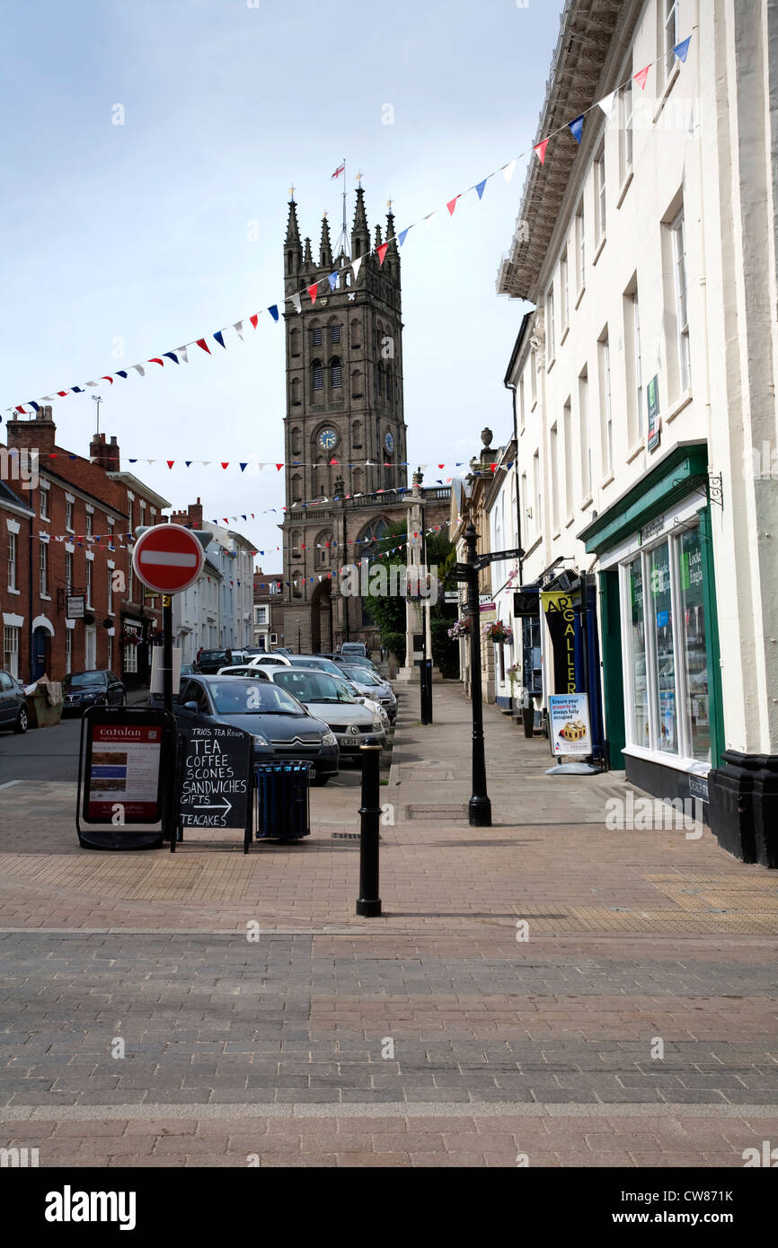 Schloss-Straße mit Blick auf St. Mary C von E Kirche, Warwick, UK Stockfoto