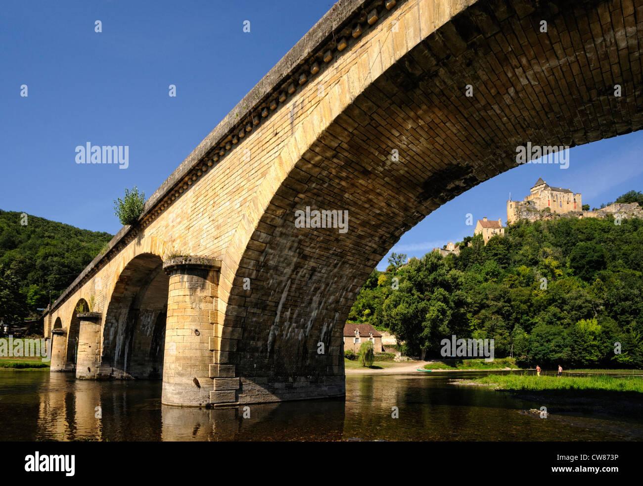 Ansicht des Schlosses Castelnaud unter einer Brücke über der Dordogne Fluss, Dordogne, Perigord Noir, Frankreich Stockfoto