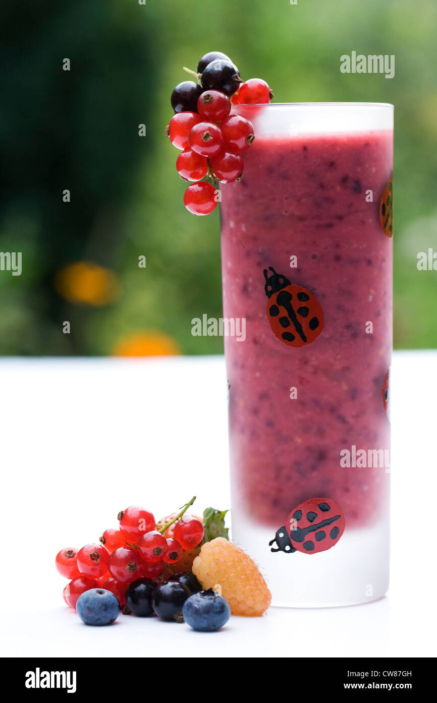 Sommer-Beeren-Smoothie und Früchte. Stockfoto