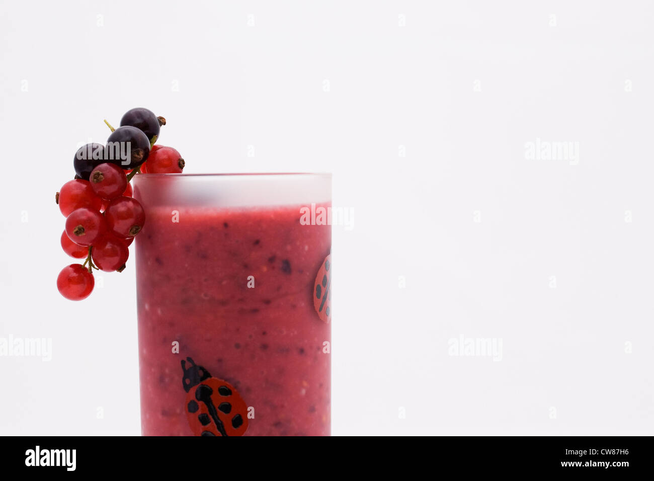 Sommer-Beeren-Smoothie und Früchte vor einem weißen Hintergrund. Stockfoto