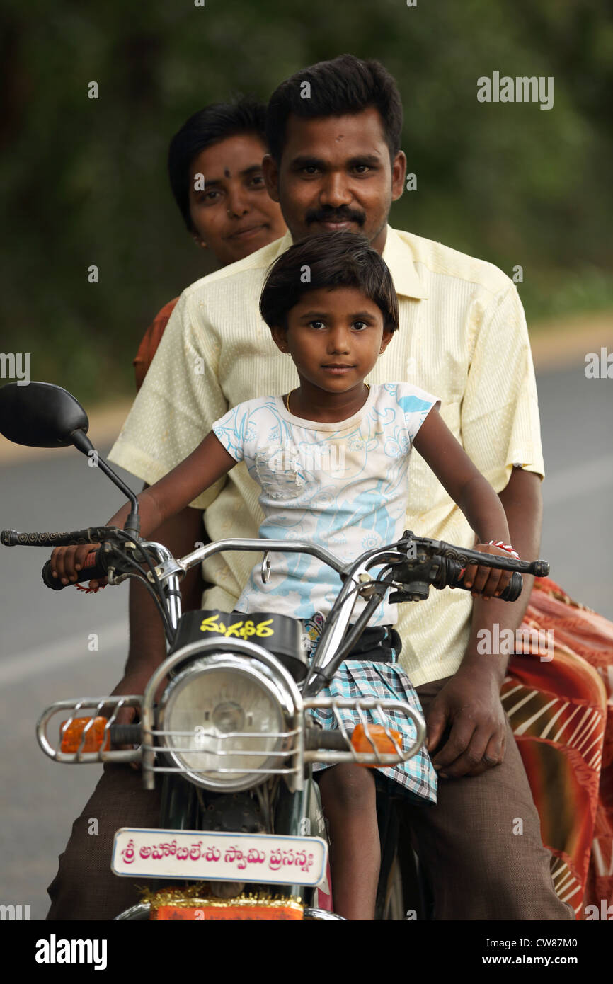 Junge indische Ehepaar mit Tochter auf einem Motorrad Andhra Pradesh in Indien Stockfoto