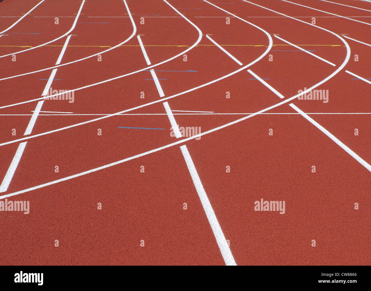 Leichtathletik-Stadion markierte Fahrspuren in Kurve Stockfoto