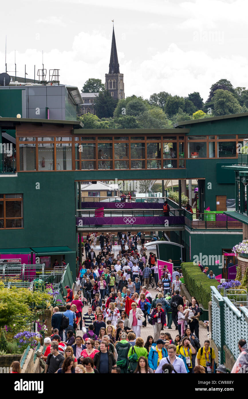 Fans in Wimbledon für Tennis-Events bei den Olympischen Sommerspielen 2012 in London Stockfoto