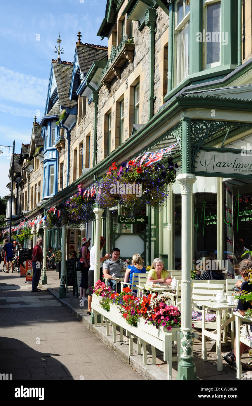 Cafe und anderen Geschäften in Main Street, Grange-über-Sande, Cumbria, England, UK Stockfoto
