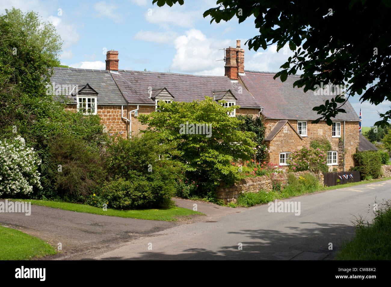 Einen grünen Dorf-Blick auf Illmington, Warwickshire, England, UK Stockfoto