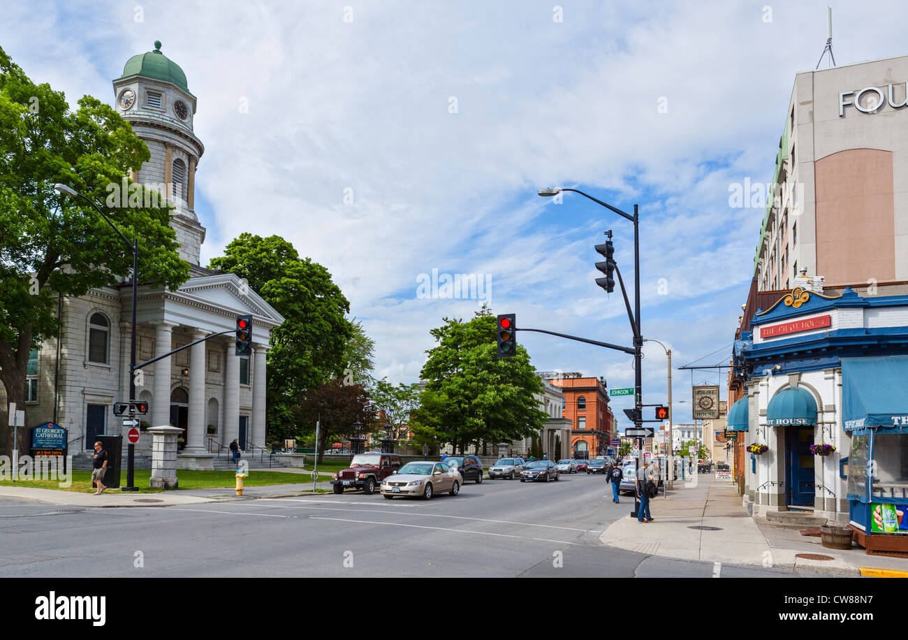 Sehen Sie Ontario Straße mit Str. Georges Kathedrale auf der linken Seite, Kingston, Ontario, Kanada Stockfoto