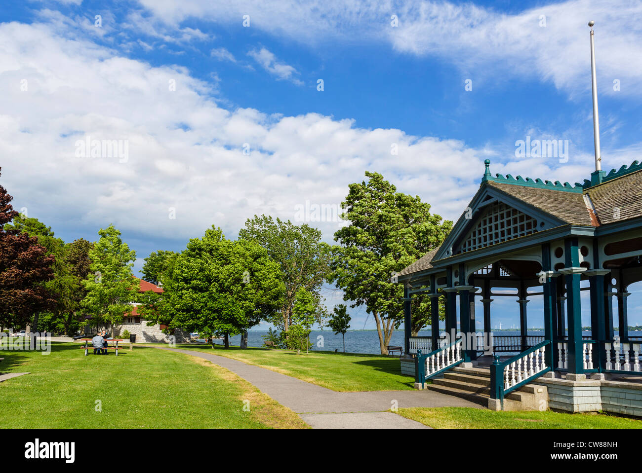 Paar Picknicken auf einer Bank im MacDonald Park am Ufer des Lake Ontario, Kingston, Ontario, Kanada Stockfoto