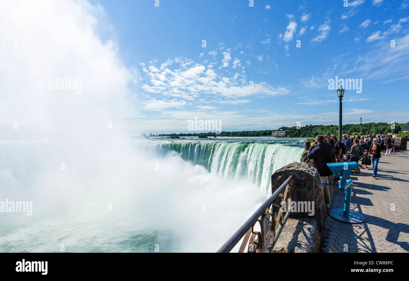 Touristen, die Anzeigen von den Horseshoe Falls von der kanadischen Seite, Niagara Falls, Ontario, Kanada Stockfoto