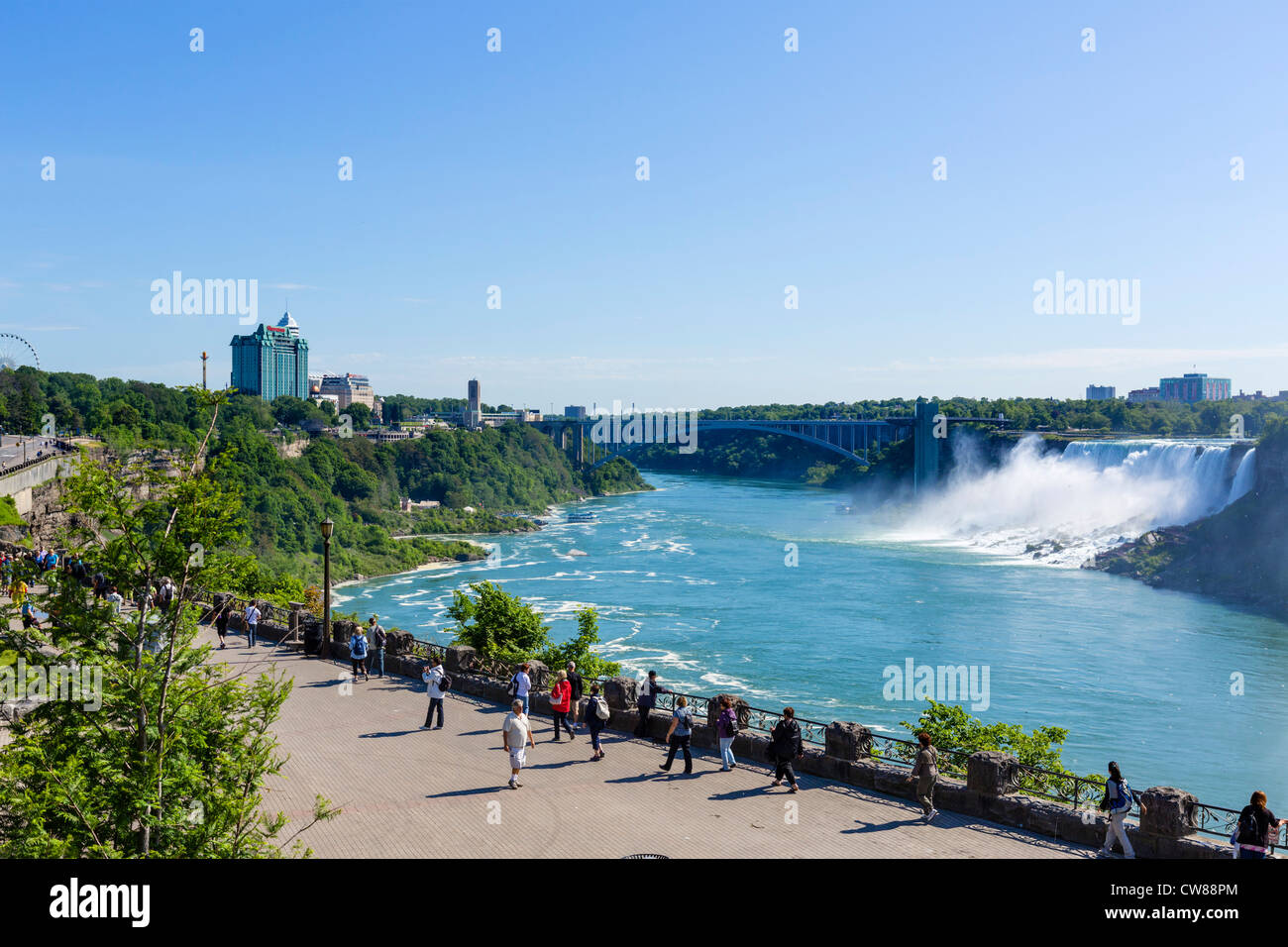Touristen, die Anzeigen TheAmerican fällt von der kanadischen Seite, Niagara Falls, Ontario, Kanada Stockfoto