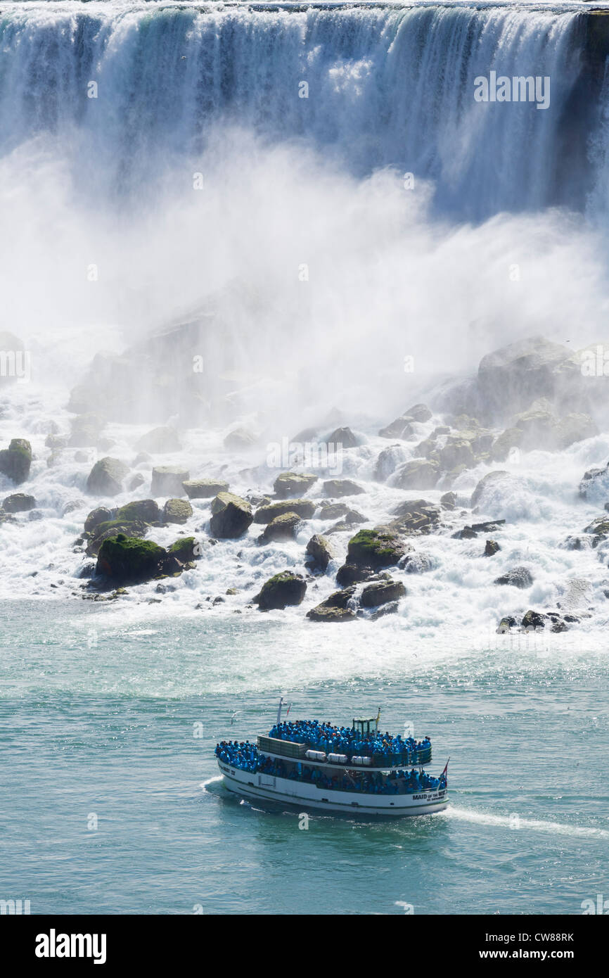 Magd des Bootes Nebel Tour vor den American Falls angesehen von der kanadischen Seite, Niagara Falls, Ontario, Kanada Stockfoto