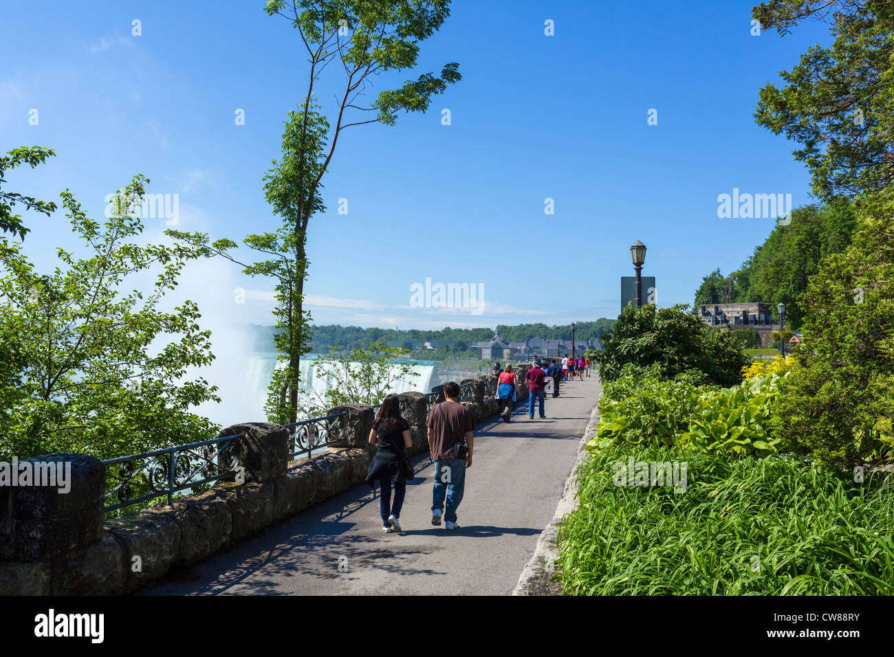 Touristen auf dem Weg zu den Horseshoe Falls auf der kanadischen Seite, Niagara Falls, Ontario, Kanada Stockfoto