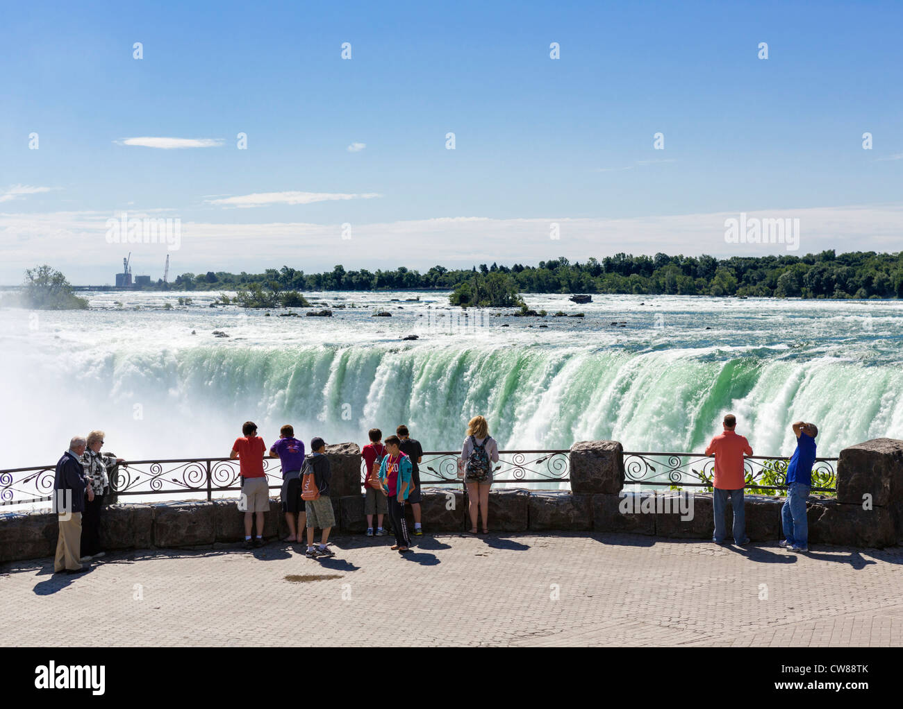 Touristen, die Anzeigen von den Horseshoe Falls von der kanadischen Seite, Niagara Falls, Ontario, Kanada Stockfoto