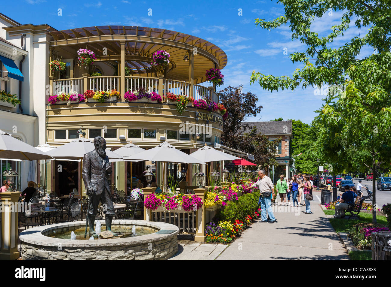 Statue von Shaw außerhalb der Shaw-Cafe auf der Queen Street, Niagara-on-the-Lake, Ontario, Kanada Stockfoto