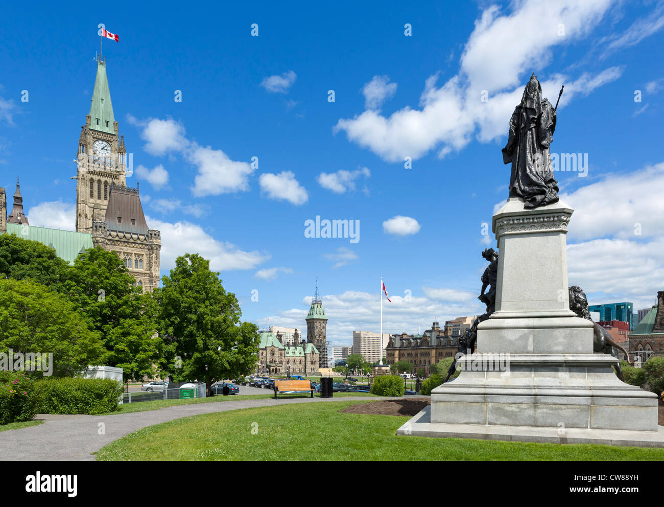 Blick Richtung Parlamentsgebäude auf dem Parlamentshügel mit Statue der Königin Victoria im Vordergrund, Ottawa, Ontario, Kanada Stockfoto
