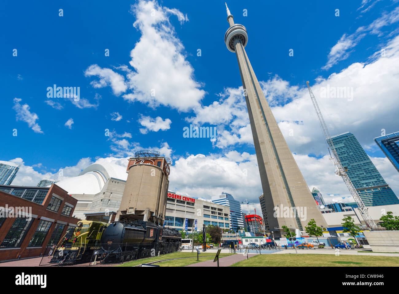 CN Tower und das Rogers Centre mit Lokomotiven in John Street Roundhouse in Vordergrund, Roundhouse Park, Toronto, Ontario, Kanada Stockfoto