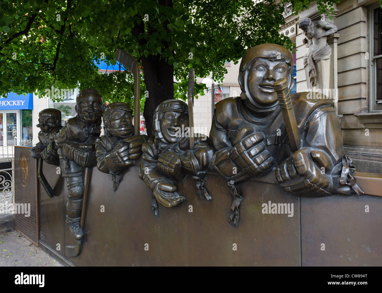 Bildhauer Eddie Parker "unser Spiel" Skulptur an der Front Street außerhalb Hockey Hall Of Fame in Toronto, Ontario, Kanada Stockfoto
