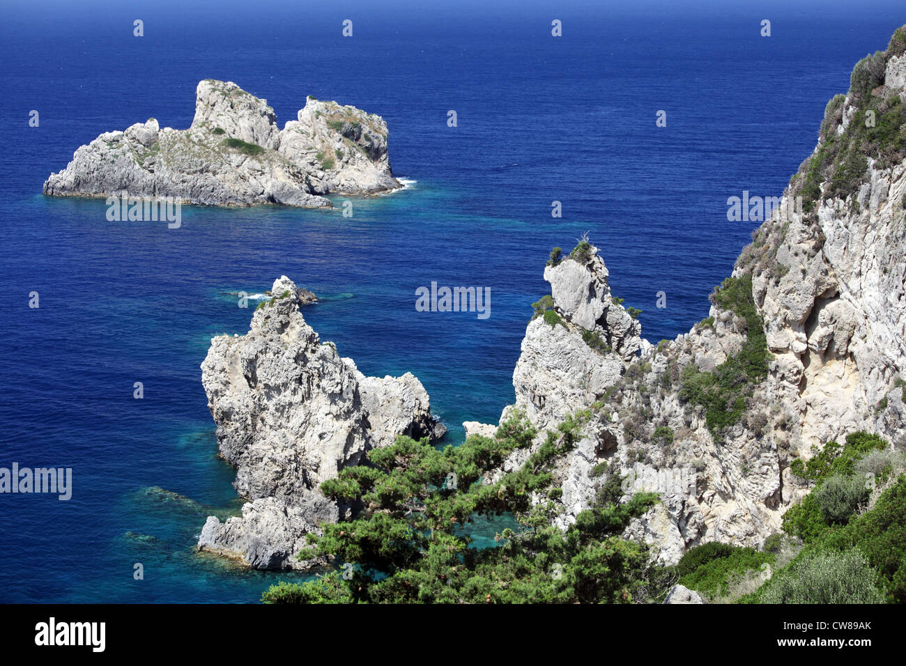 Felsen im Meer, Insel Korfu, Griechenland. Stockfoto