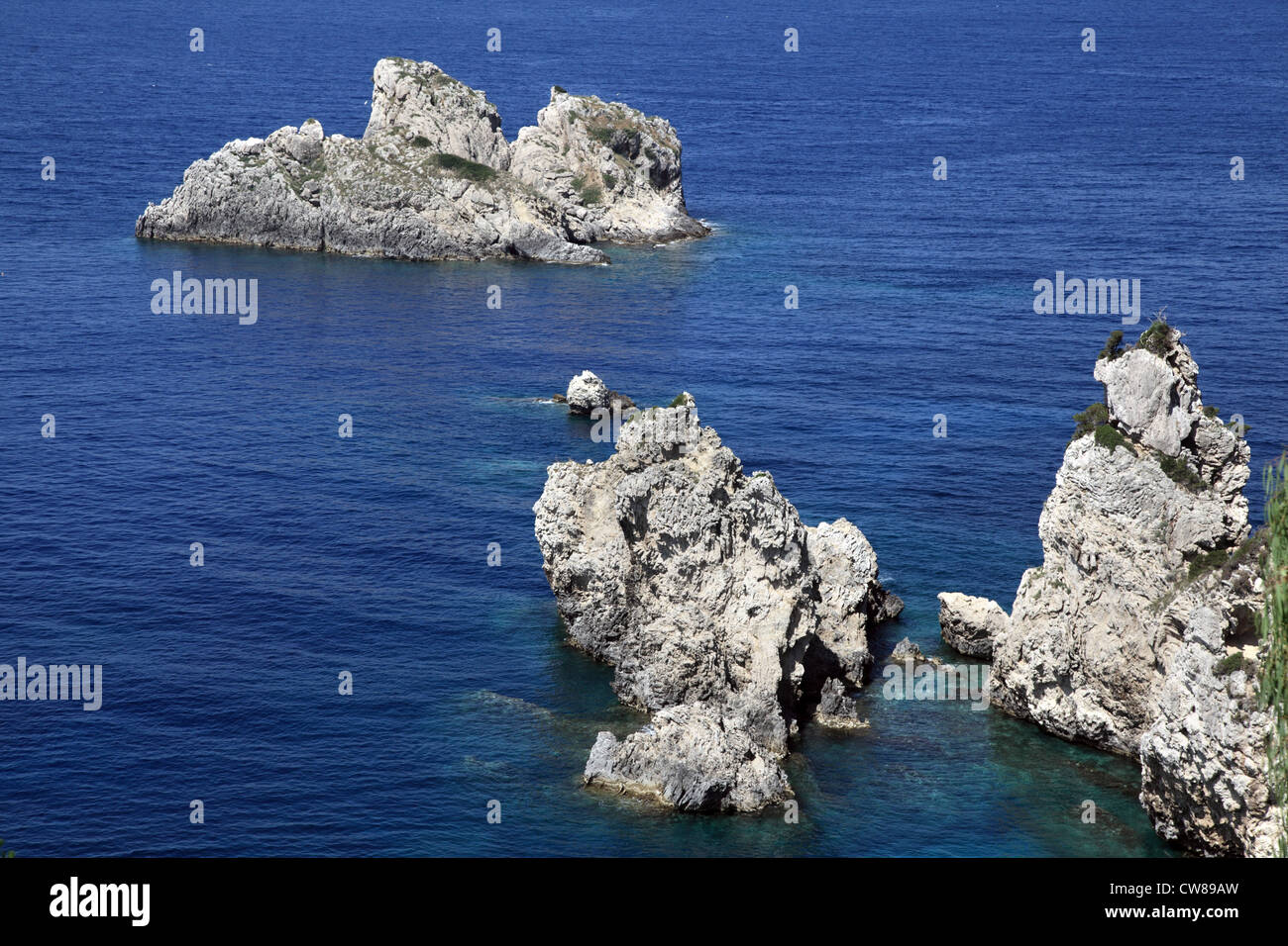 Felsen im Meer in der Nähe von Paleokastritsa, Korfu, Griechenland. Stockfoto