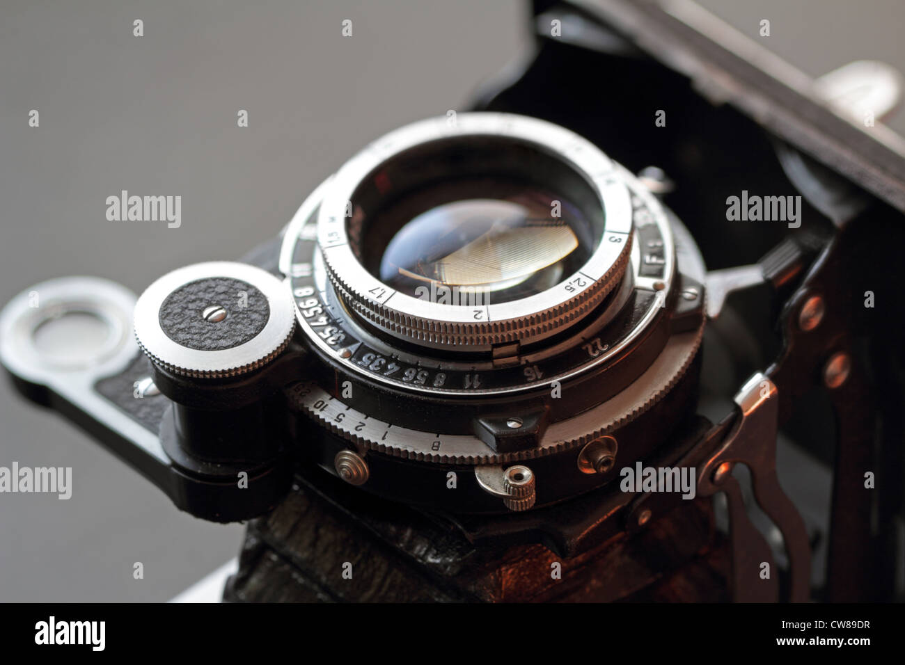Eine alte Kamera-Objektiv-Nahaufnahme. Flachen DOF. Stockfoto