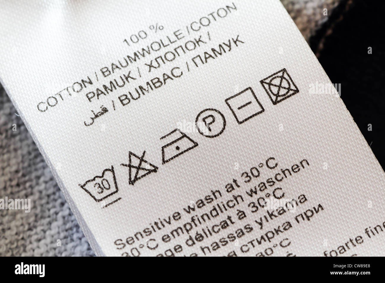 Etiketten mit Wäsche Pflege Symbole Nahaufnahme Kleidung. Stockfoto
