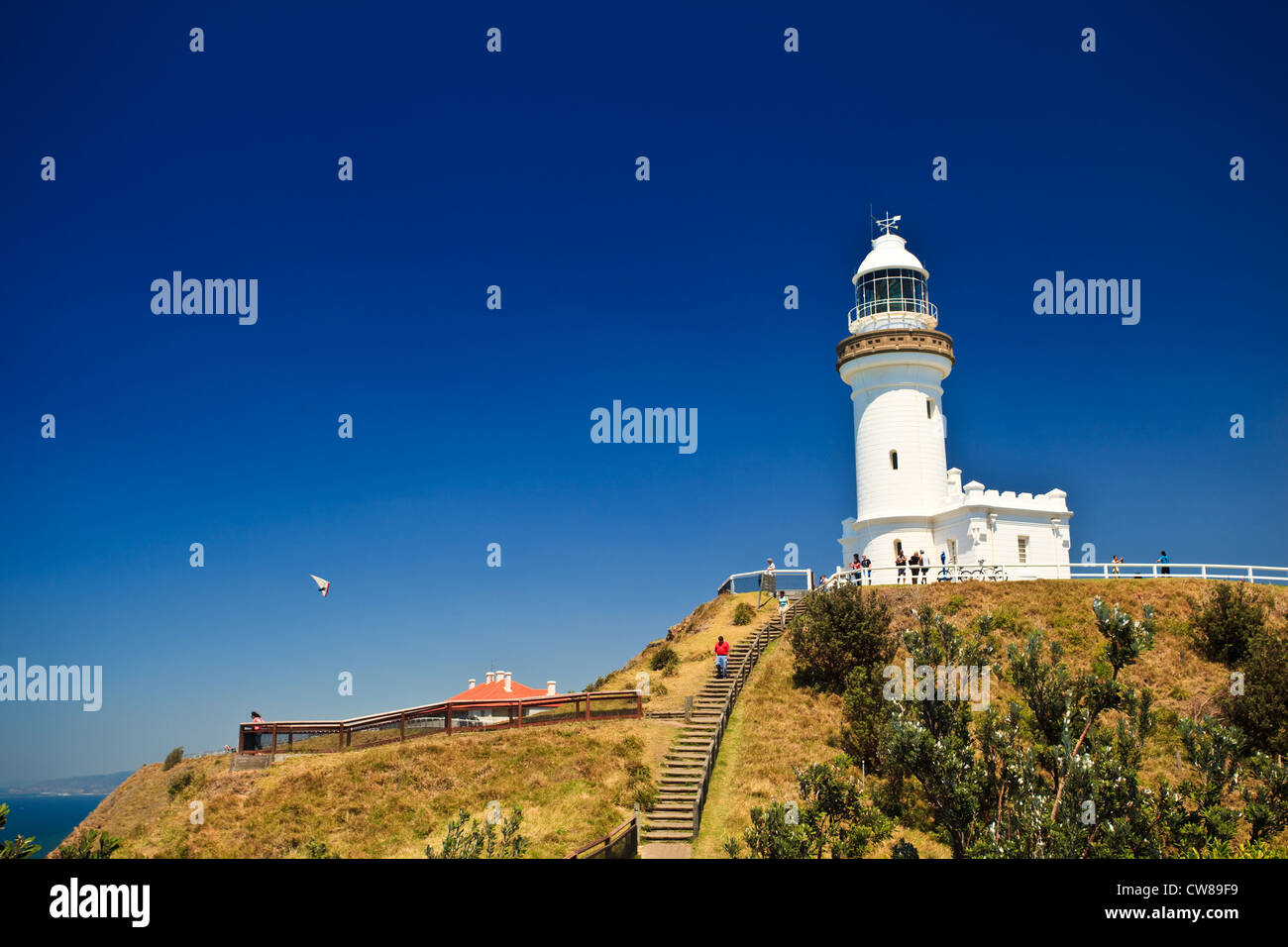 Landschaft der schroffen Küste weg an hübschen weißen Leuchtturm von Byron Bay, New South Wales Australien Stockfoto