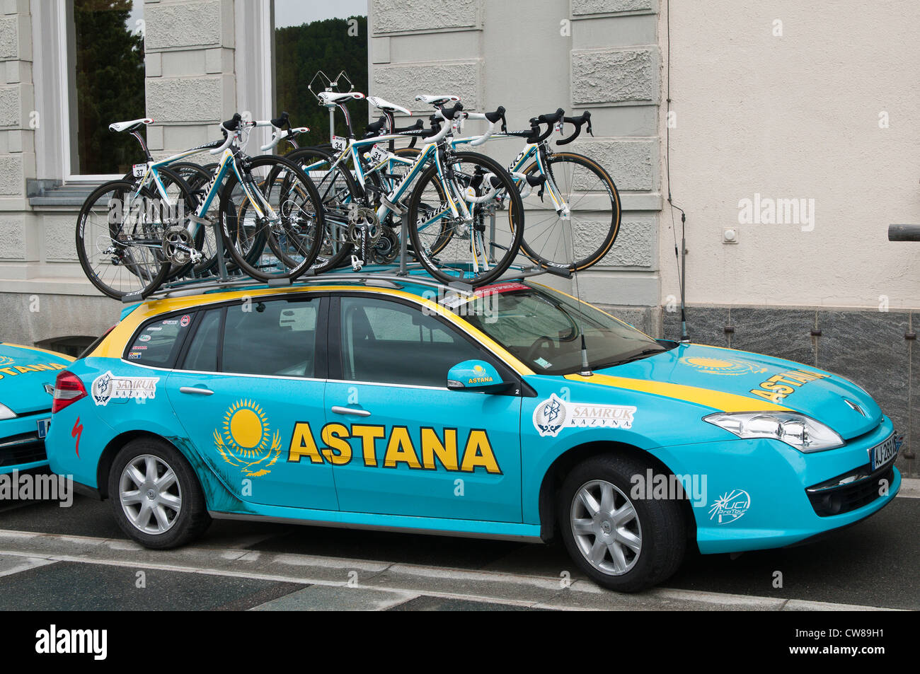 Pontresina, Schweiz. Tour de Swiss Team Fahrzeuge. Stockfoto