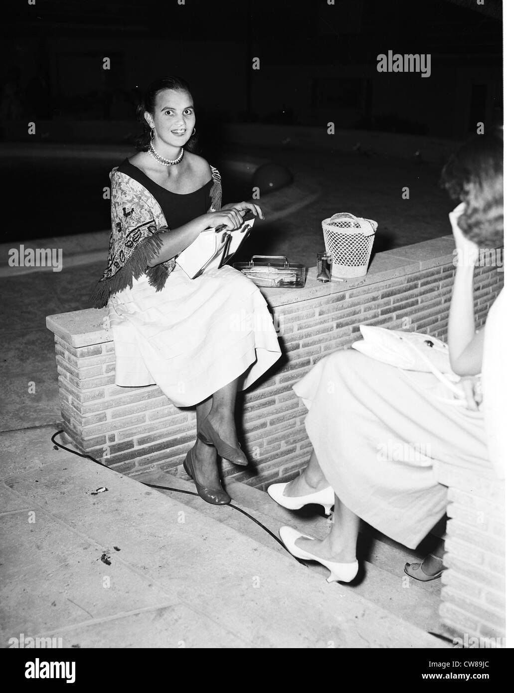 Frau Herbert "Peter" Pulitzer (Lily Pulitzer) bei La Coquille, Palm