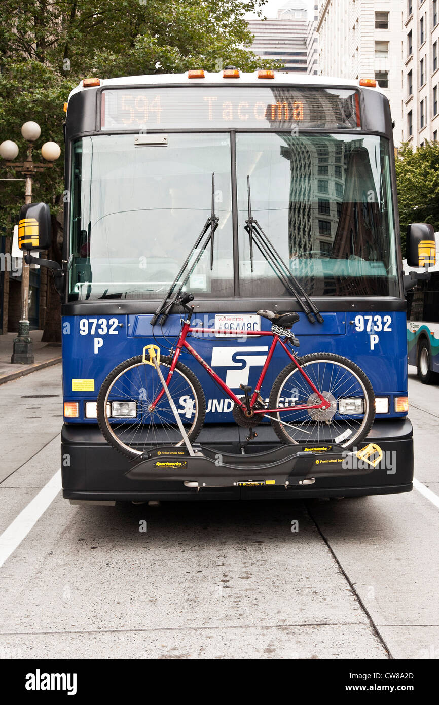 Seattle-Tacoma Überlandbus mit Heck-Fahrradträger am vorderen & historische Gebäude in Seattle Washington Windschutzscheibe reflektiert Stockfoto