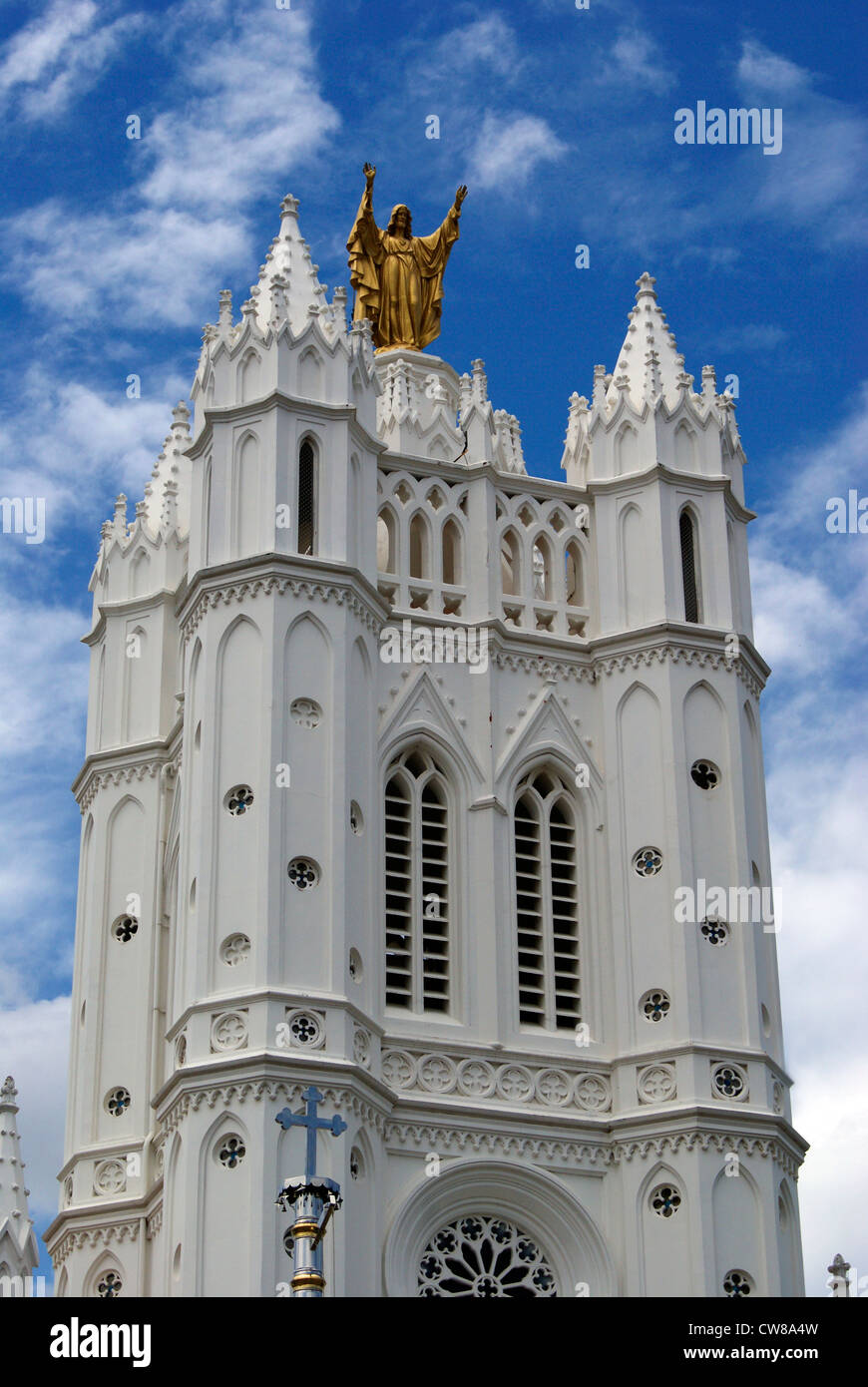 Draufsicht der Kirche und Jesus Christus-Skulptur in St. Joseph Kathedrale in Palayam in Trivandrum City Kerala, Indien Stockfoto