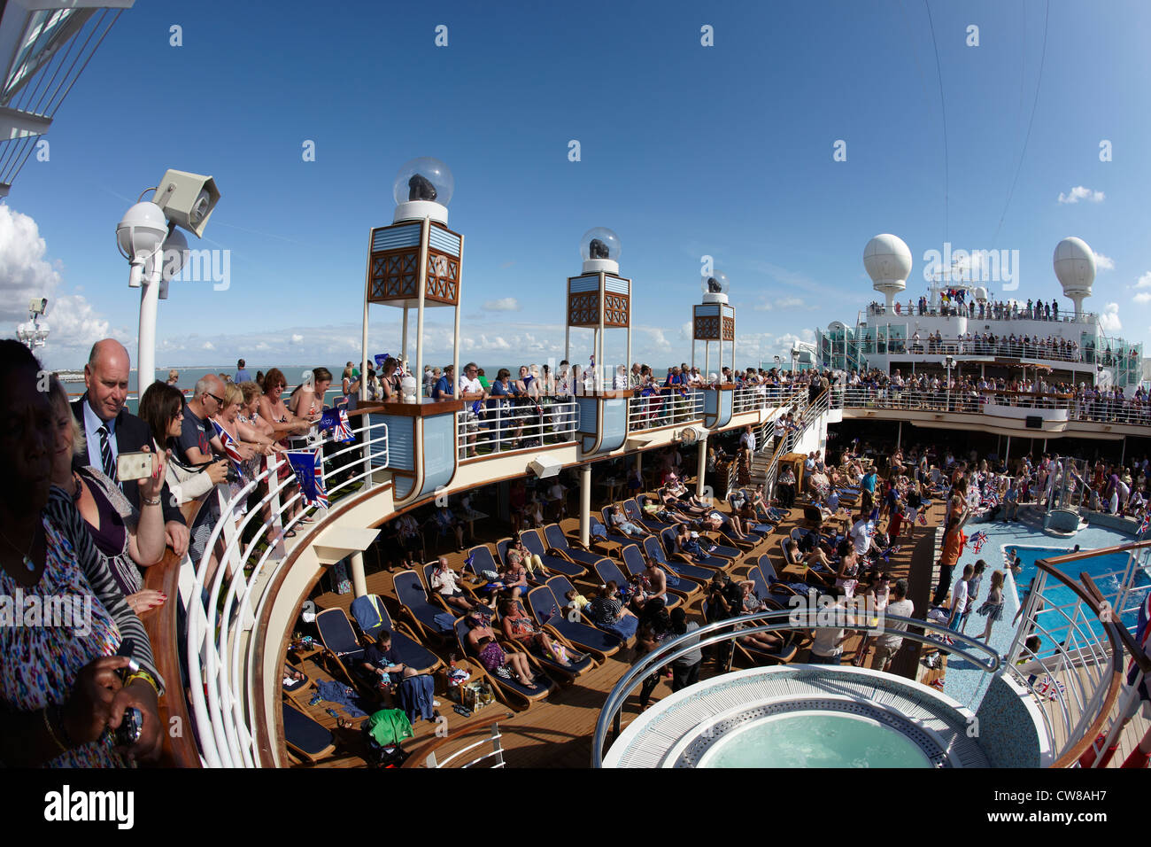 Sail away Party am MV Azura P & O Cruises Stockfoto