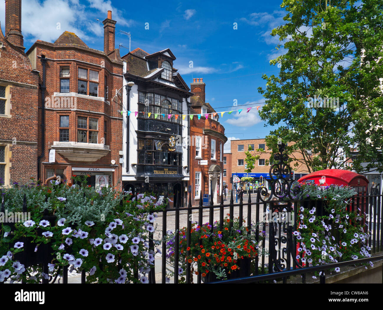 Guildford High Street mit traditionellen rote Telefonzelle und historischen drei Tauben Wirtshaus hinter Guildford Surrey UK Stockfoto