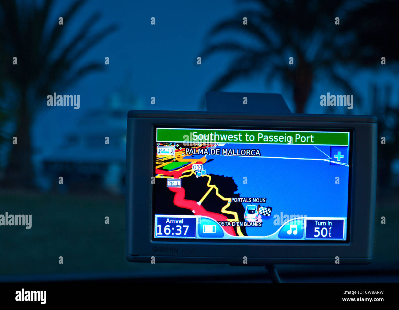 GPS-Satelliten-Navigations-Bildschirm in Mietwagen bei Dämmerung zeigt Position des Autos in Puerto Portals Palma de Mallorca Spanien Stockfoto