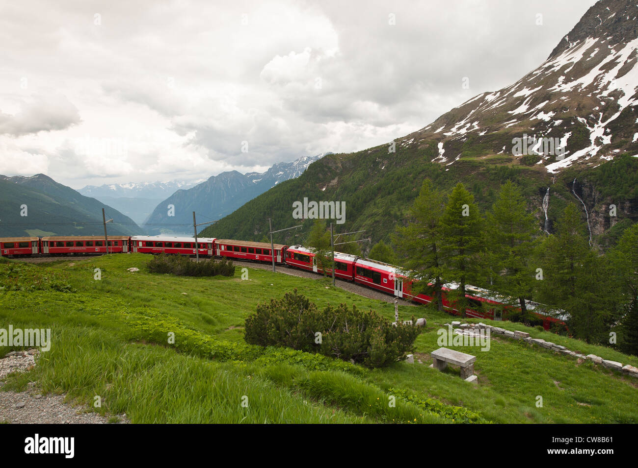 Bernina-Express-Zug in Berninapass, Schweiz. Stockfoto
