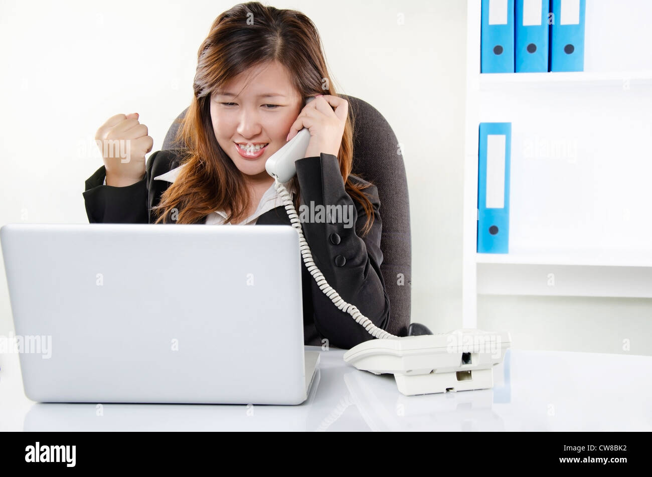 Hübsche Frau glücklich als gute Nachricht bekommen Stockfoto