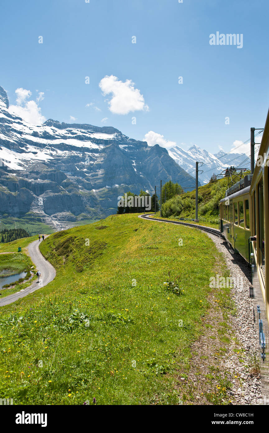 Jungfrau Region, Schweiz. Wanderung unterhalb des Jungfraumassivs von der Kleinen Scheidegg, jungfraujoch Stockfoto