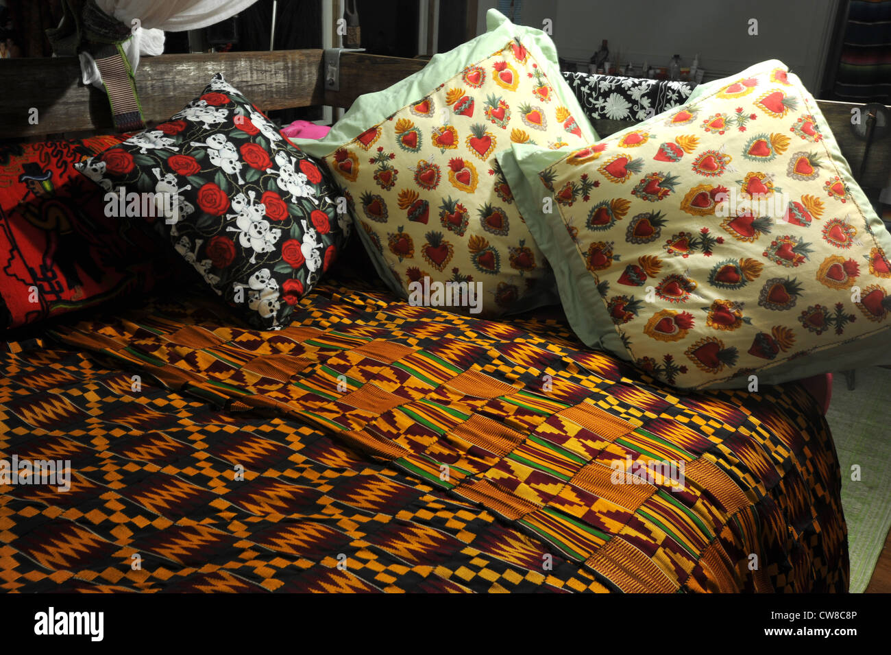 Stilvolle Textilien für Schlafzimmer Dekoration Stockfoto