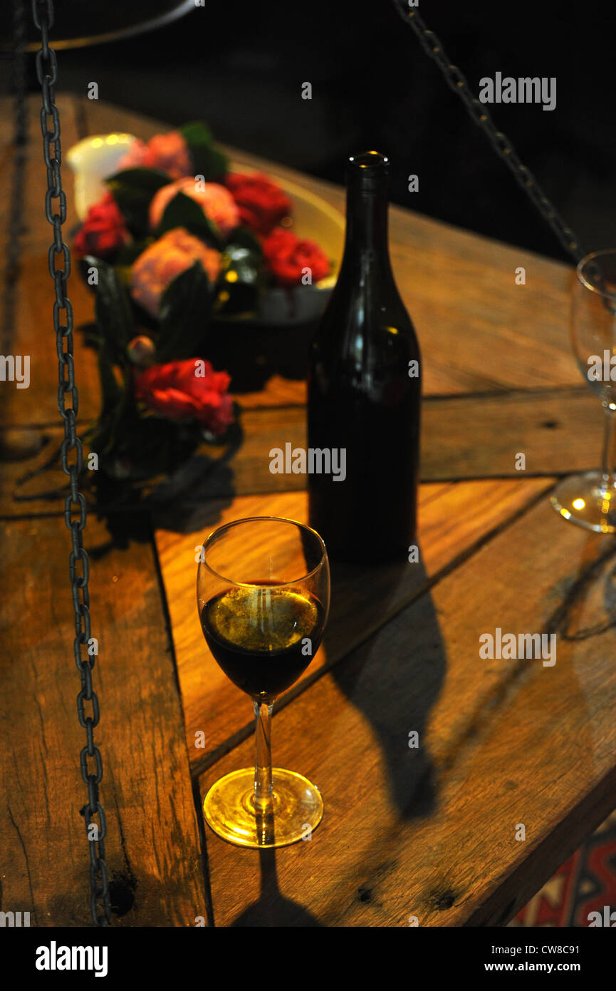 Wein und Blumen auf einem Tisch Stockfoto
