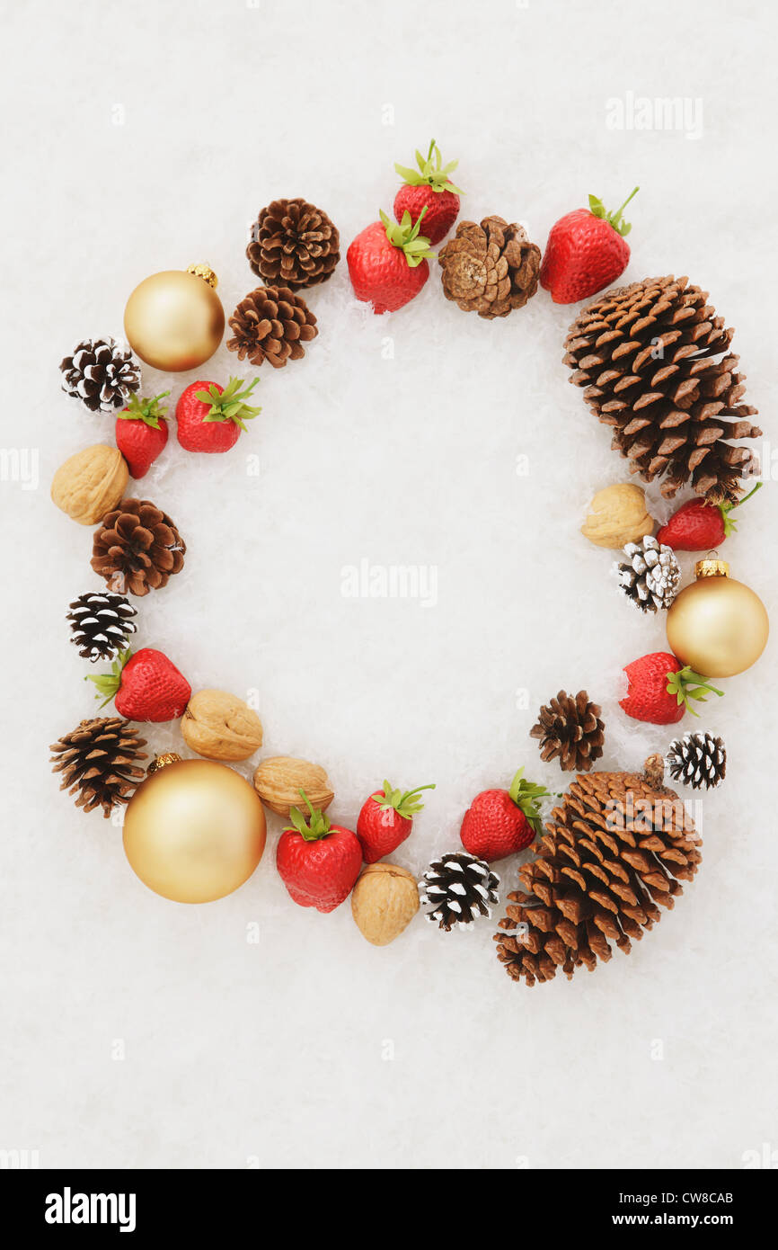 Obst, Trockenfrüchte und Kugeln mit weißem Hintergrund Stockfoto