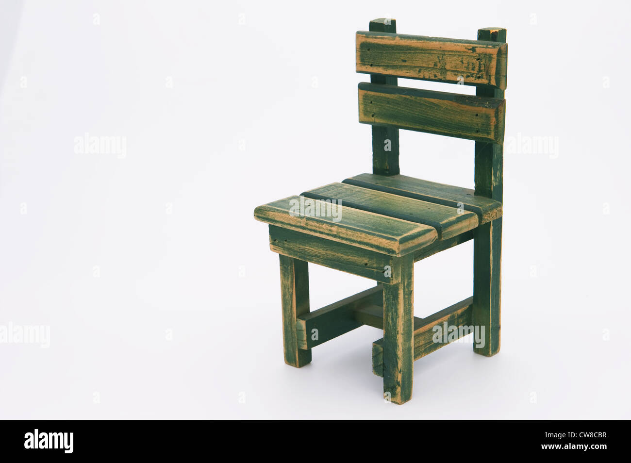 Leere Holzstuhl vor weißem Hintergrund Stockfoto
