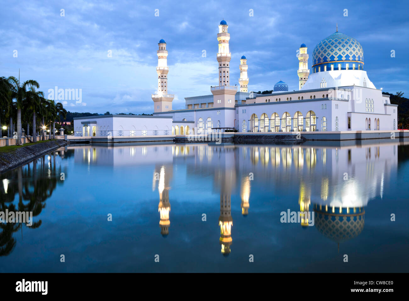 Kota Kinabalu Stadt Moschee in der Abenddämmerung. Stockfoto