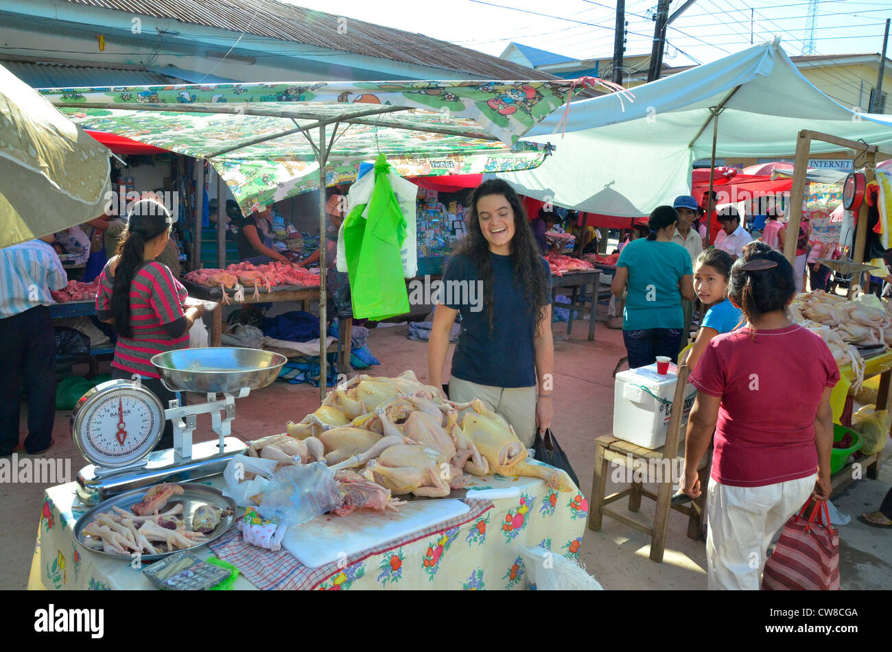 Rurrenabaque, Beni Flusses, Bolivien. Straßenmarkt. Huhn zu verkaufen. Stockfoto