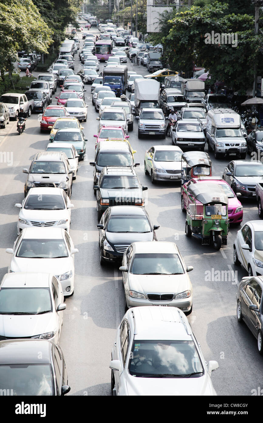 Es ist ein Foto von dem Stau in Bangkok Straßen. Sind sie an der Ampel warten, das Licht auf grün. Viele Autos. Stockfoto